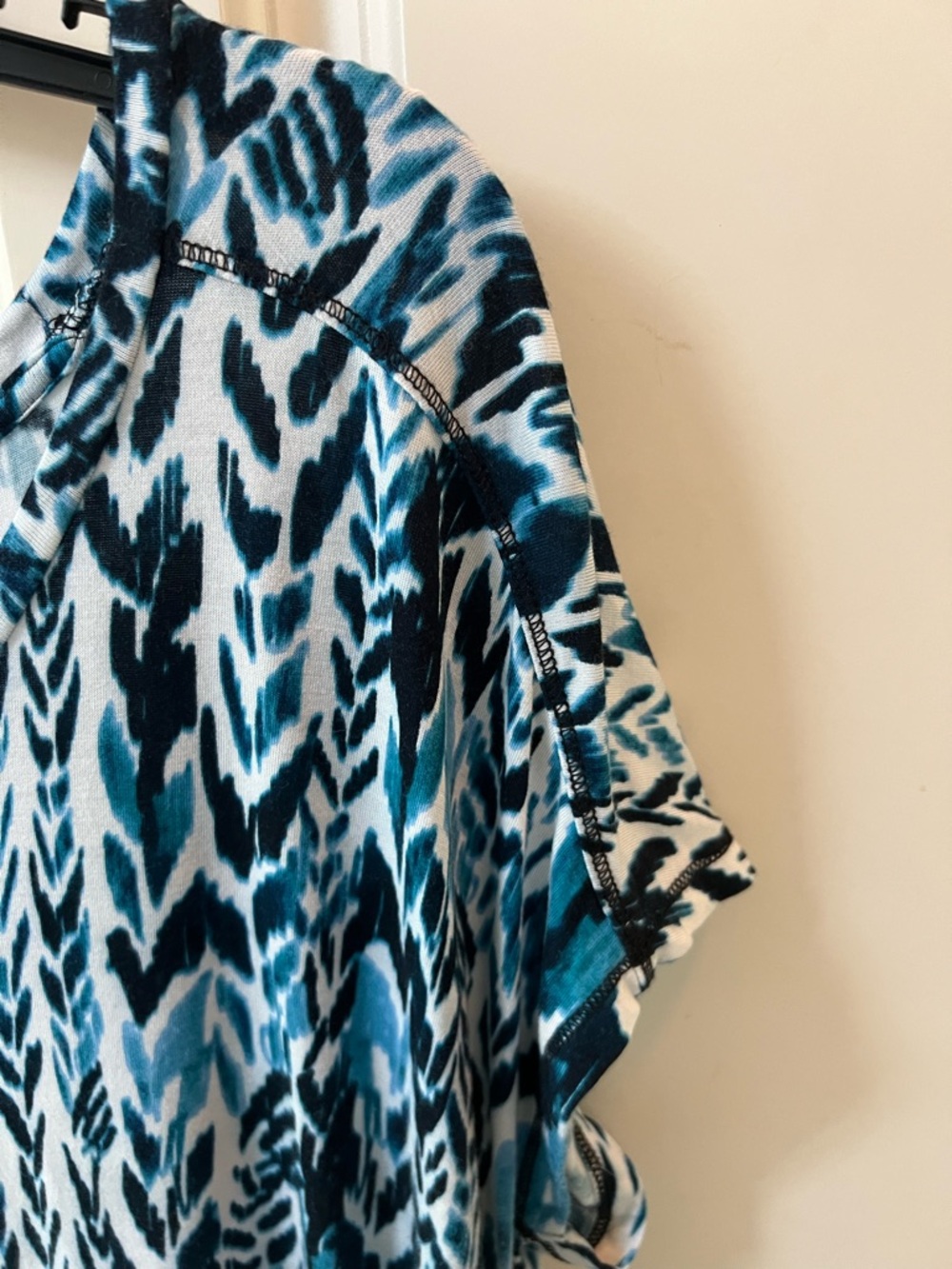Cynthia Rowley Blue and White Abstract Short Sleeve Top - Picture 4 of 4